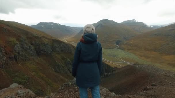 Caminante feliz con los brazos extendidos, logro en las montañas — Vídeo de stock