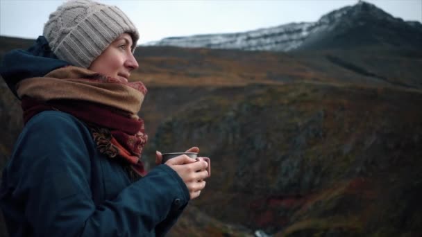 Jeune femme profite d'une tasse de café à l'extérieur avec une belle vue sur les montagnes — Video