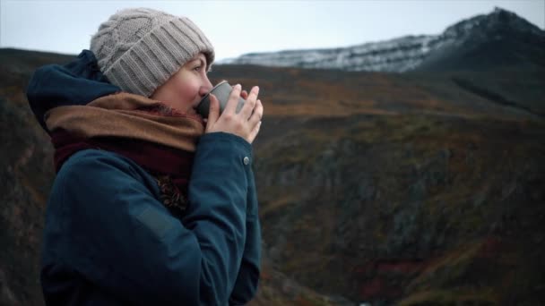 Mladá žena se těší šálek kávy venku s krásným výhledem na hory — Stock video