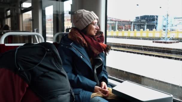 Девушка-туристка смотрит в окно поезда . — стоковое видео