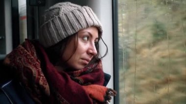 Üzgün kız turistik tren pencereden dışarı bakarak.