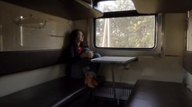 Kız turistik tren pencereden dışarı bakarak.