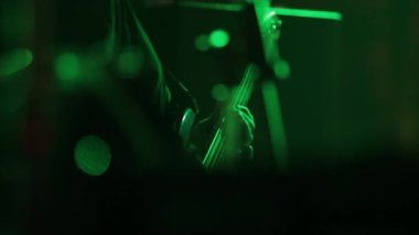 Bir sahne elektrik bas gitar çalar. Yakın çekim