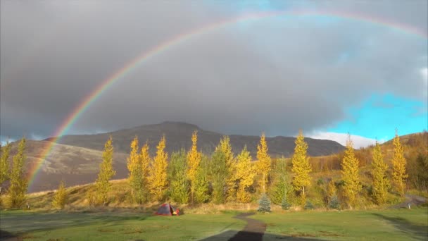 Nevoeiro frio da manhã do outono com arco-íris e tenda nas montanhas — Vídeo de Stock