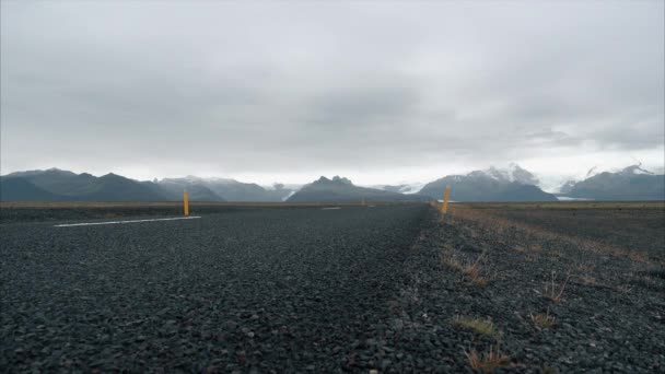 Auto sfocata sulla strada di montagna — Video Stock