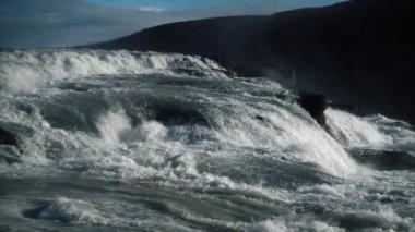 Ağır çekimde büyük şelale