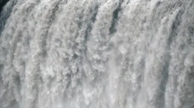 Ağır çekimde büyük şelale