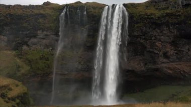 Arka plan üzerinde küçük insanlarla büyük şelale