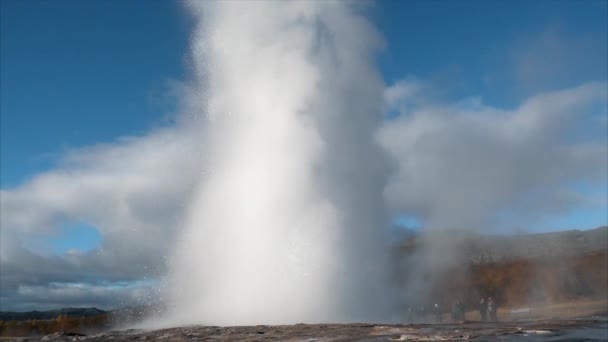 Giant geyser erupts in slow motion — Stock Video