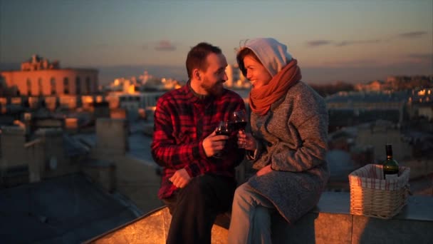 屋根の上のロマンチックな日付。愛するカップルが夕日を屋根の上デート. — ストック動画
