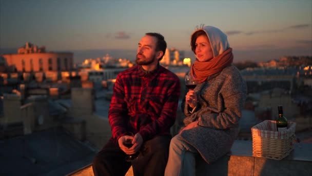 Una cita romántica en el tejado. Pareja amorosa saliendo en el techo al atardecer . — Vídeos de Stock