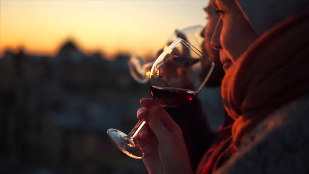 Deux mains et silhouette en verre de vin au coucher du soleil . — Video
