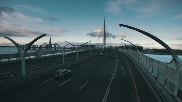 Grande autostrada ponte sul fiume — Video Stock