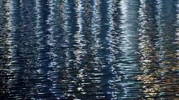 Abstraktní reflexu na vodě — Stock video