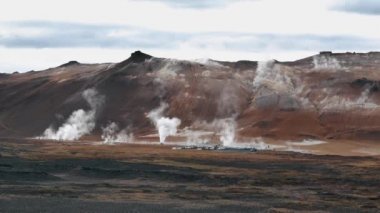 Gayzer alan ufuk dağ silsilesi ile peyzaj.