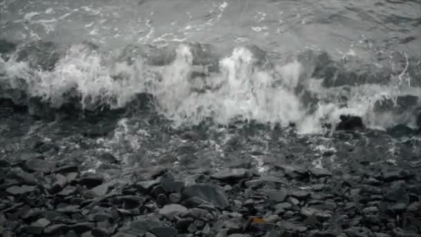 Meereslandschaft vom Ufer aus, die Welle rollt auf den Meeressteinen an Land — Stockvideo
