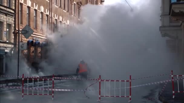 Şehirde yangın. Güçlü ateş. Büyük duman — Stok video