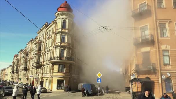 Incendio in città. Forte fuoco. Fumo grande — Video Stock