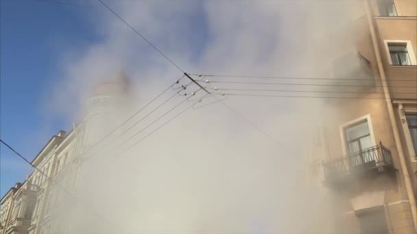 火在城市。火力很强大烟雾 — 图库视频影像