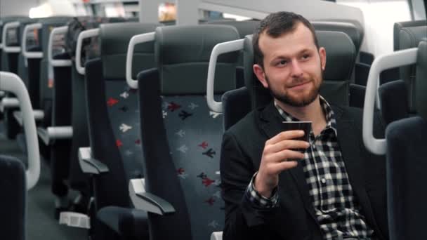 Jeune homme beau voyage en train — Video