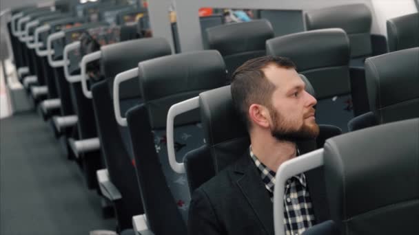 若いハンサムな男は電車で旅行します。 — ストック動画