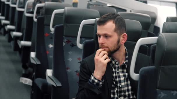 Smutny przystojny młodzieniec podróż pociągiem — Wideo stockowe