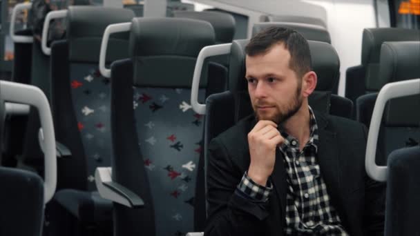 Jeune homme triste et beau voyage en train — Video