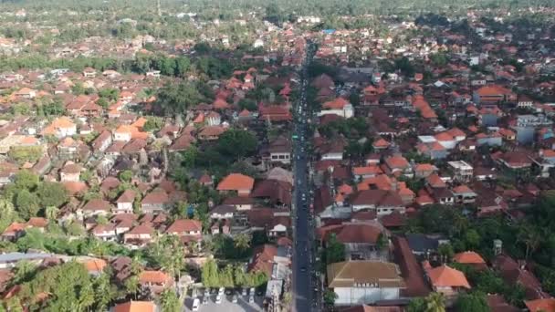 Ubud Center z góry, Ubud Center z wysokości skuterów i samochodów na drogach quadrocopter latający nad centrum ubud jl.Raya Ubud — Wideo stockowe