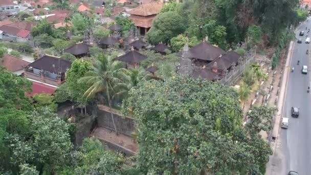 Balinese tempel Pura Dalem Puri Peliatan-Ubud gelegen in het centrum van Ubud in de tropische jungle — Stockvideo