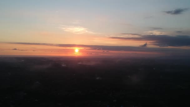 Despegue al atardecer sobre ubud durante una pintoresca puesta de sol, a una gran altura, el círculo rojo del sol es visible a través de las nubes — Vídeos de Stock