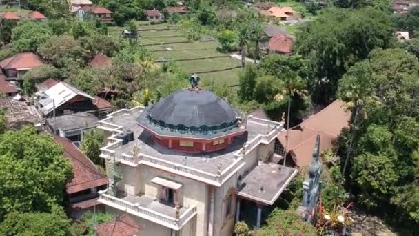 Πτήση πάνω από Ubud δρόμο πάνω από το σπίτι του Antonio Blanco — Αρχείο Βίντεο