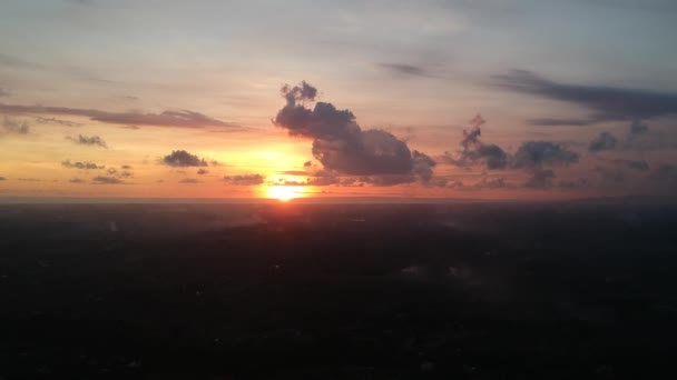 Πτήση προς το ηλιοβασίλεμα με σύννεφα στο ubud bali — Αρχείο Βίντεο