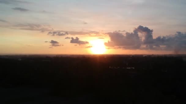 Time-lapse van het opstijgen naar een prachtige zonsondergang tegen een achtergrond van prachtige wolken in Ubud Bali — Stockvideo