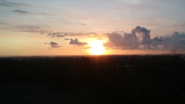 Despegue al atardecer con el telón de fondo de hermosas nubes en Ubud Bali — Vídeo de stock