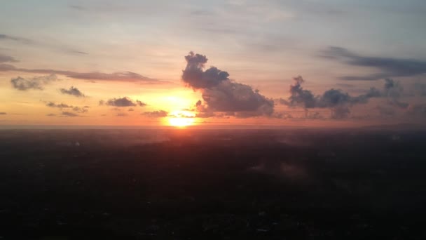 Ubud Bali 'de bulutlarla gün batımına uçmak — Stok video