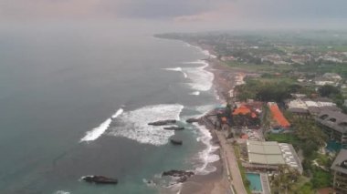 Changu Bali Endonezya 'daki Mejan Stone Sahili üzerinde uçuyor.