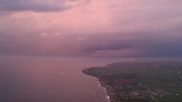 Vuelo de drones por encima del océano de rayos en el horizonte en el área de changu bali indonesia — Vídeos de Stock