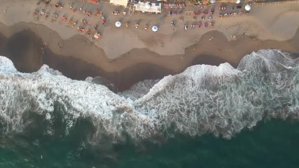 Pláž v Canggu s velkými vlnami během západu slunce — Stock video
