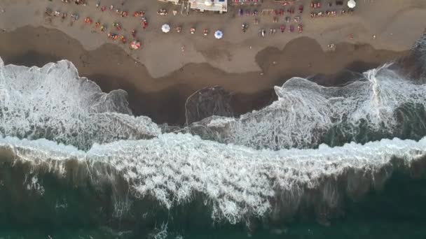 Obrovské bílé jehněčí vlny tyrkysové vlny oceánu na písku pozadí v canggu — Stock video