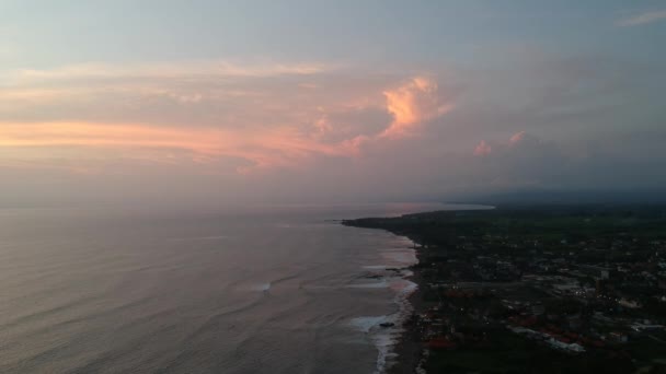 Aterrizaje del dron al atardecer es visible la mitad del océano y la mitad del océano sobre un fondo de hermosas nubes — Vídeo de stock