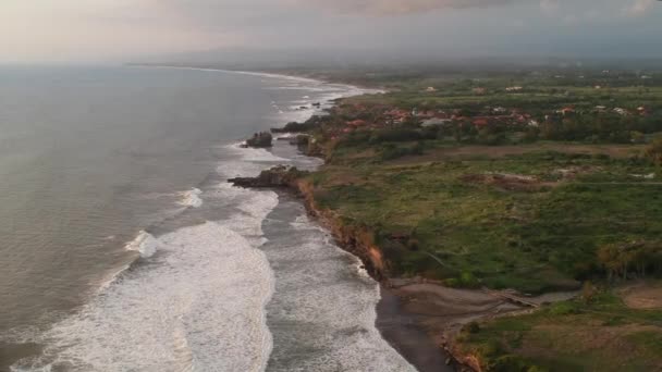 Annäherung an Pura Tanah Lot bei Ebbe, sichtbare Menschen gehen zum Tempel — Stockvideo