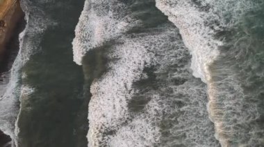 Beyaz dalgalarla okyanusun üzerinde uçarken