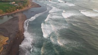 İnsansız hava aracı okyanus manzarası ve beyaz büyük dalgalar üzerinde uçuyor.