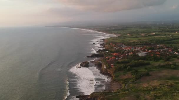 Pura Tanah Lot en la marea baja bali indonesia — Vídeo de stock