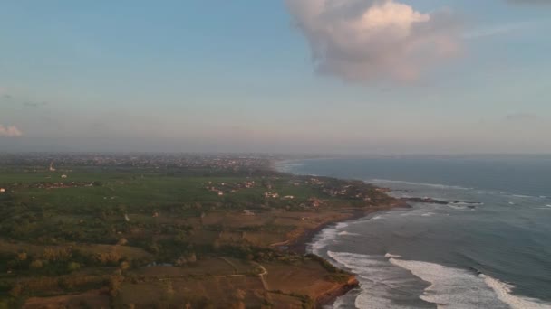 Aproximação à área do canggu por pura Tanah Lot — Vídeo de Stock