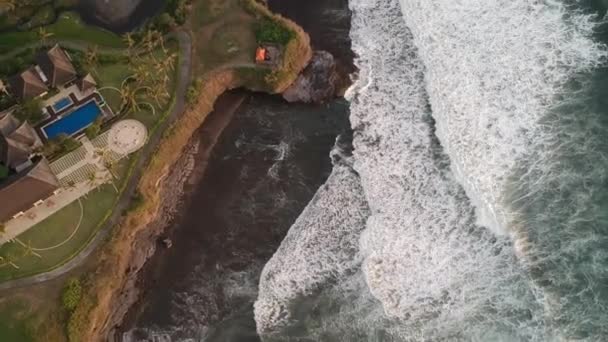 s'étendent au-dessus de l'océan avec des vagues blanches abattues et une belle côte visible du côté 