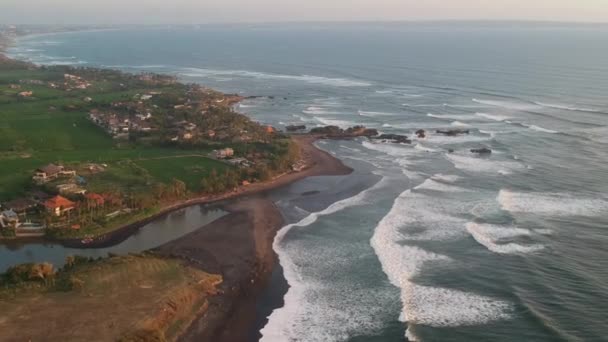 Visão do oceano do vão do drone e ondas grandes brancas e rio que flui — Vídeo de Stock