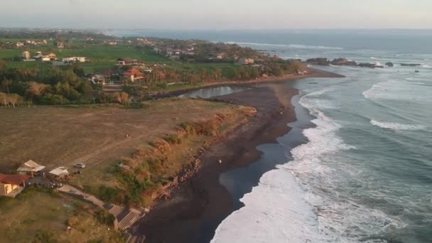 Pantai Nyanyi vista para o mar e ondas brancas grandes, traços visíveis na areia preta — Vídeo de Stock