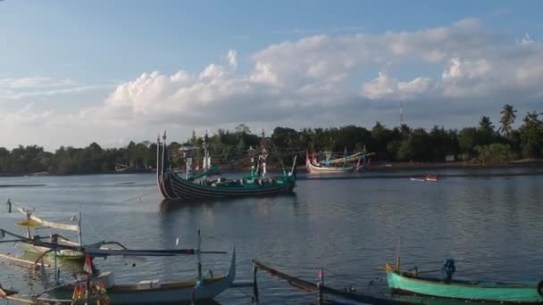 Barcos balineses tradicionais em prancak perancak oeste bali jembrana negara — Vídeo de Stock