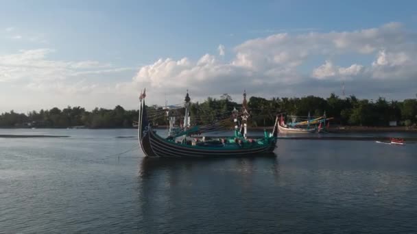 Дрони підходять до традиційних балійських човнів у Пранкак - Перанчак - Вест - Балі. — стокове відео